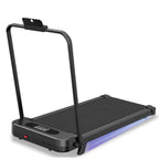 Bärbart löpband med handtag på en vit bakgrund