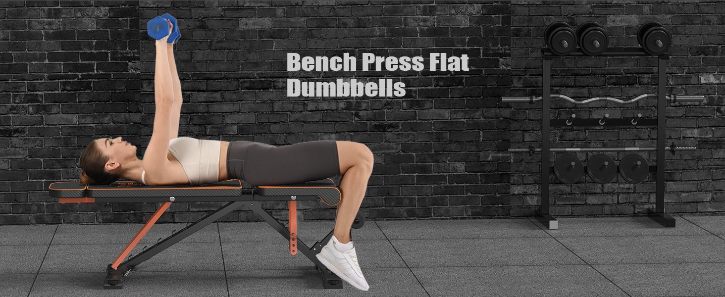 Person som utför bänkpress med hantlar i ett gym