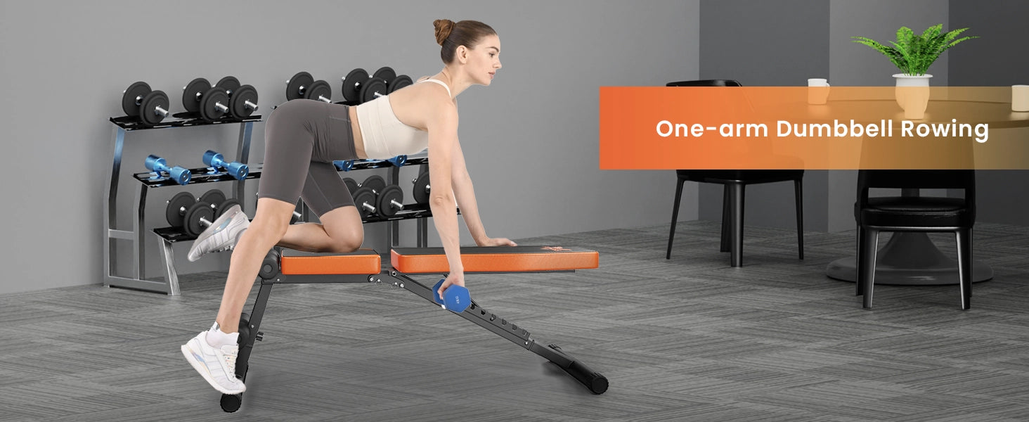 Kvinna utför enarmad hantelroddövning i ett hemmakontor med gymutrustning.