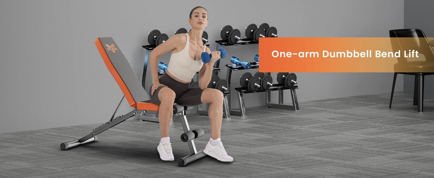 Person som utför ett enarms hantellyft på en viktbänk.