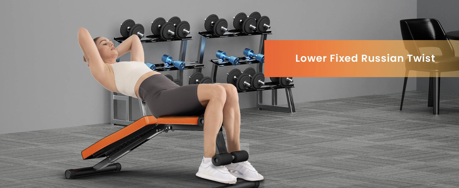 Person som utför en Lower Fixed Russian Twist-övning på en viktbänk.
