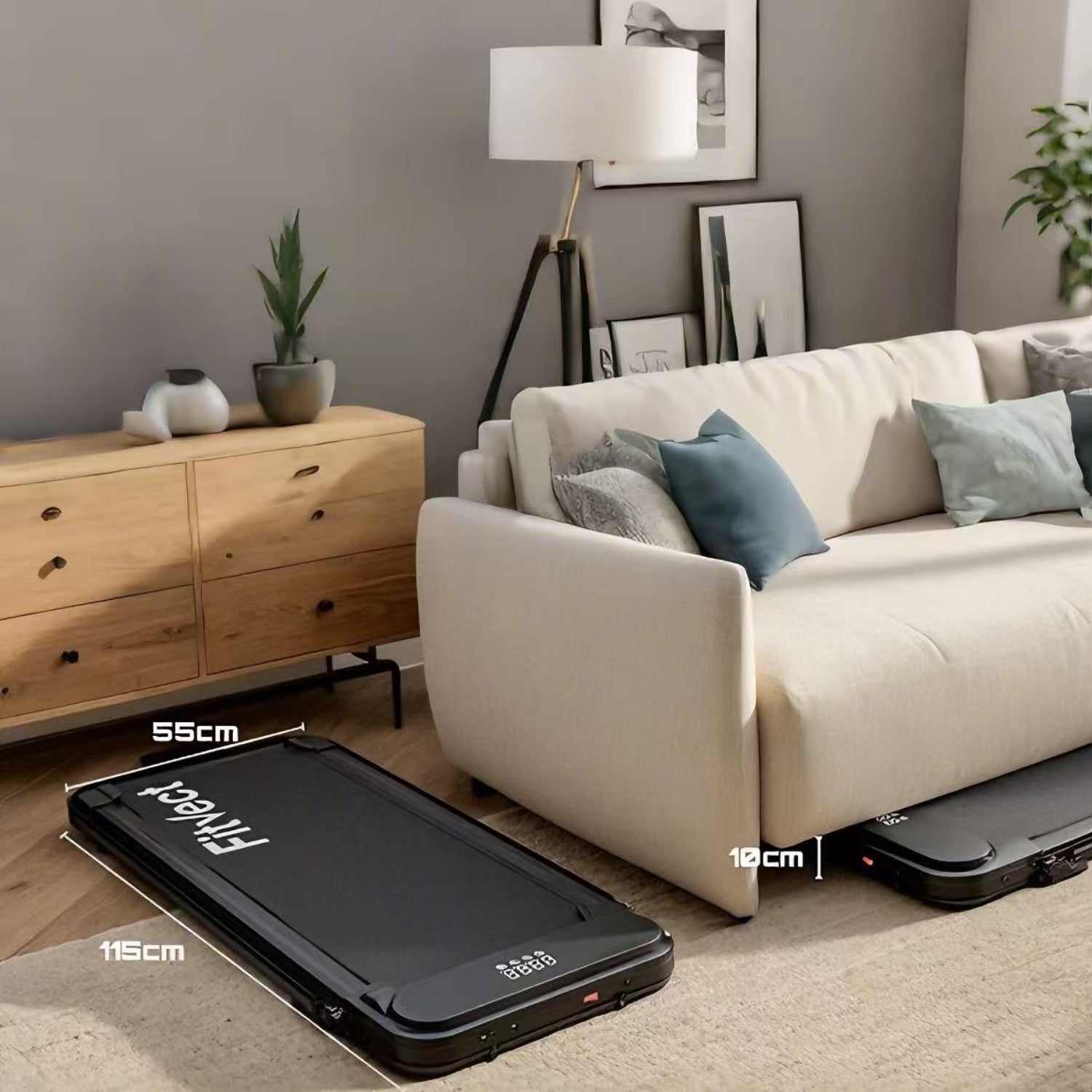 Svart resväska på ett trägolv med en beige soffa och ett träskåp i bakgrunden.