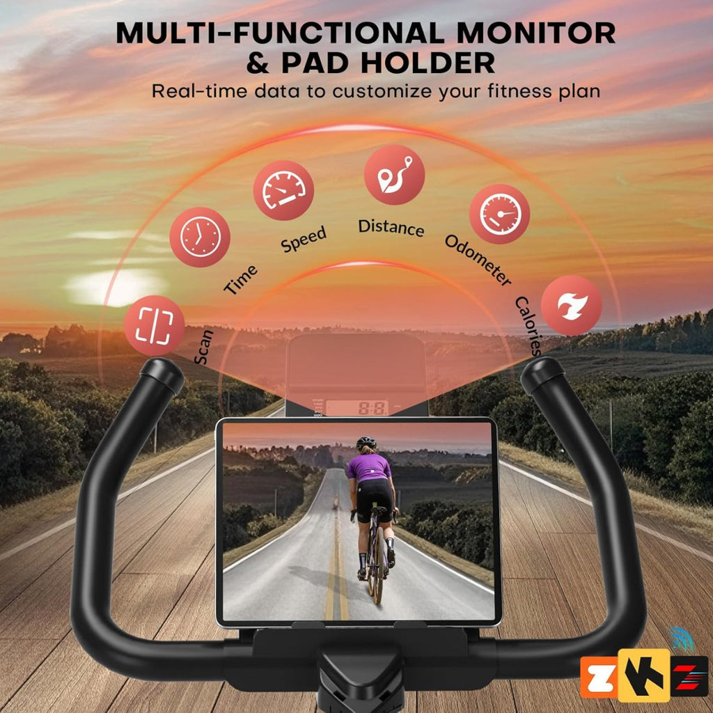 Cykelstyre med skärm som visar en cyklist på en väg, mot en solnedgångsbakgrund.